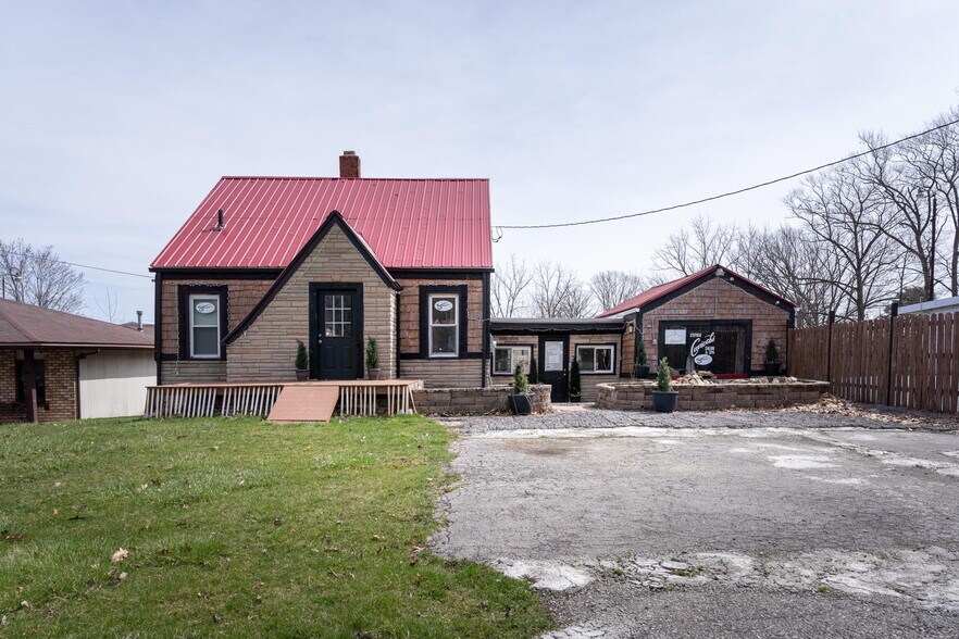 More Photos Of 565 S Meridian Rd, Youngstown Freestanding For Sale