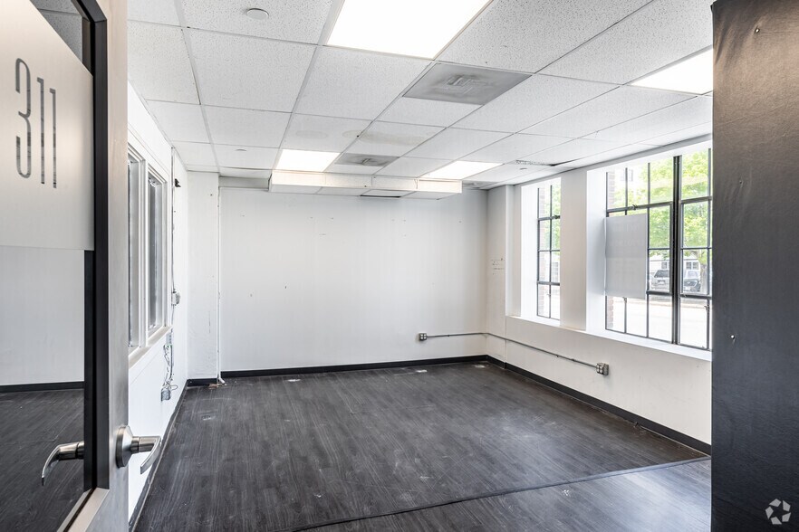 More Photos Of 921-939 McGee St, Kansas City Storefront Retail Office For Lease
