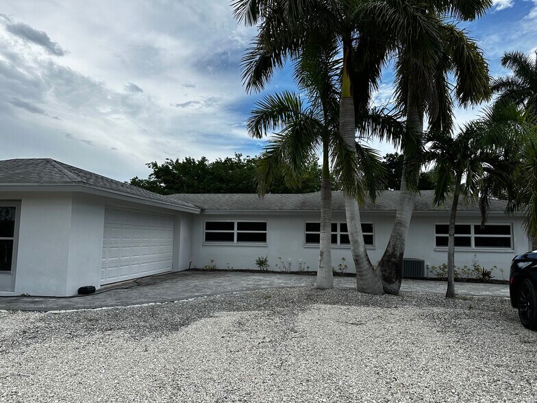 More Photos Of 101-105 Saint Andrews Blvd, Naples Specialty For Sale