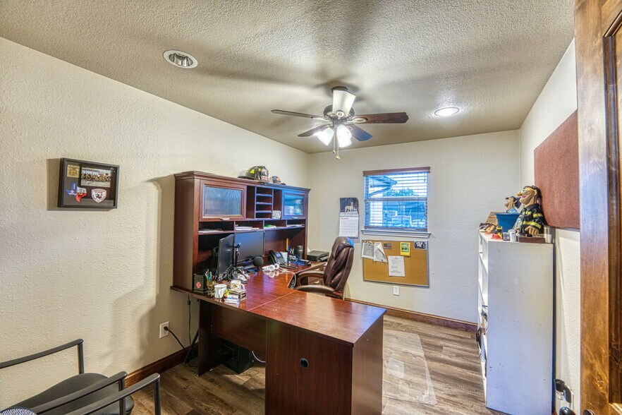 More Photos Of 320 Southland Dr, Burnet Office For Sale