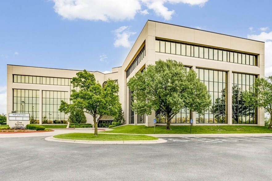 More Photos Of 2024 N Woodlawn St, Wichita Office For Sale
