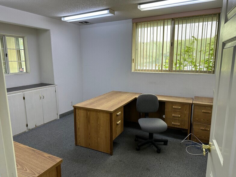 More Photos Of 19426 Londelius St, Northridge Warehouse For Lease
