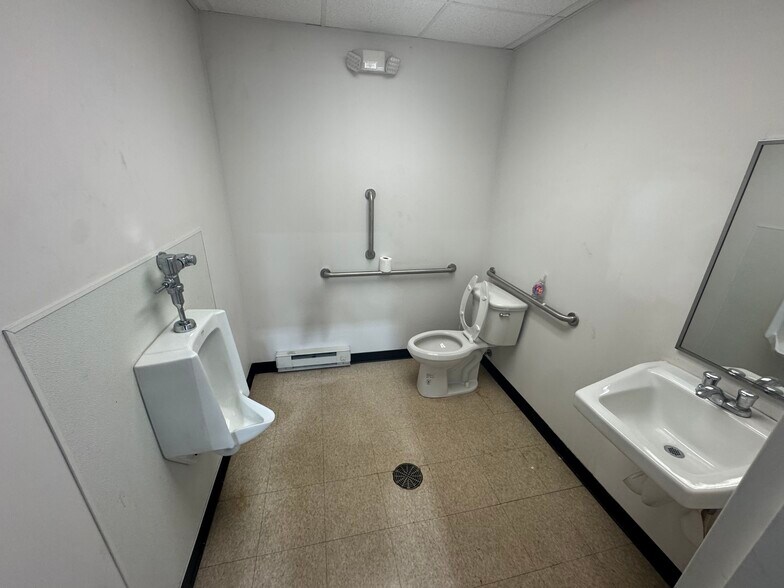 More Photos Of 144 Western Maryland Pky, Hagerstown Warehouse For Lease