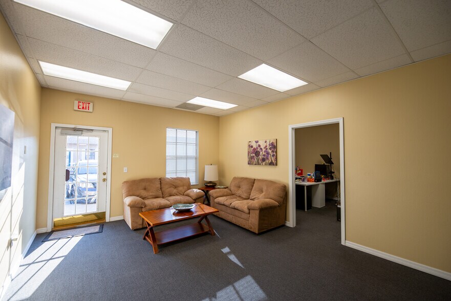 More Photos Of 8909 Regents Park Dr, Tampa Office Residential For Lease