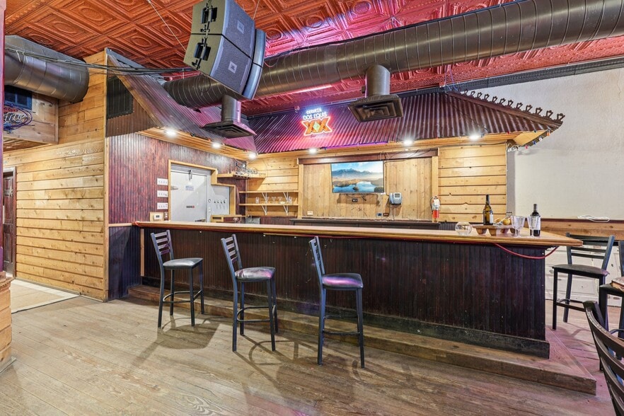 More Photos Of 113 N Main St, Moulton Bar For Sale