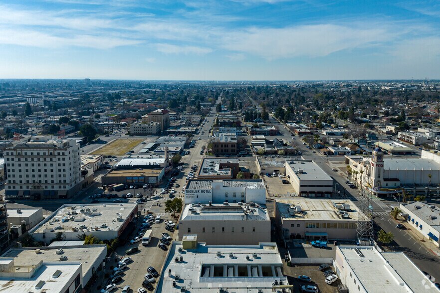More Photos Of 1712 19th St, Bakersfield Office For Lease