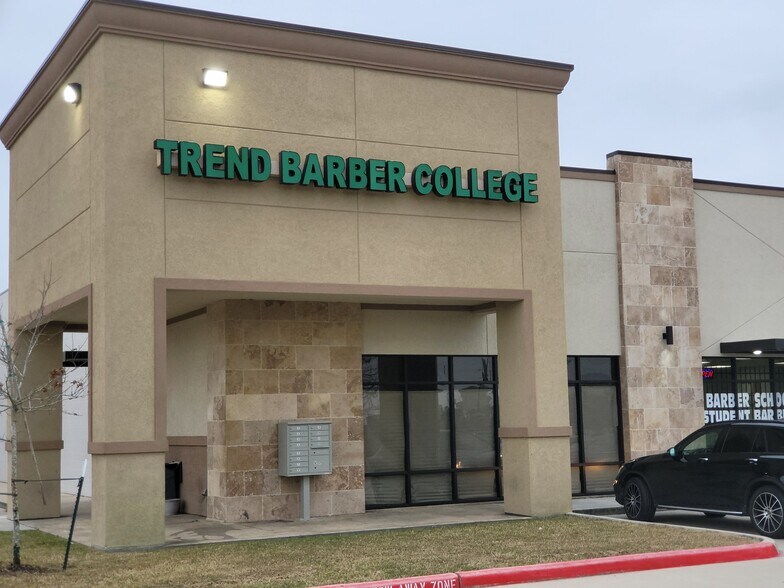 More Photos Of 14806 Ella Blvd, Houston General Retail For Lease