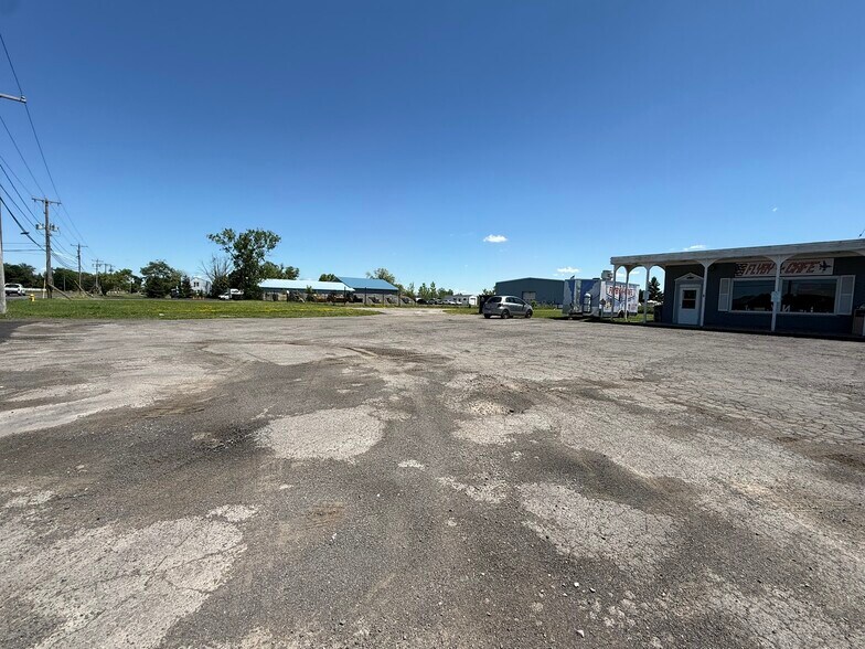 More Photos Of 2026 Lockport Rd, Niagara Falls Restaurant For Lease