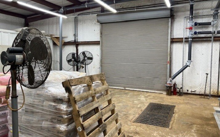 More Photos Of 302 Huntsman Way, Longview Manufacturing For Sale