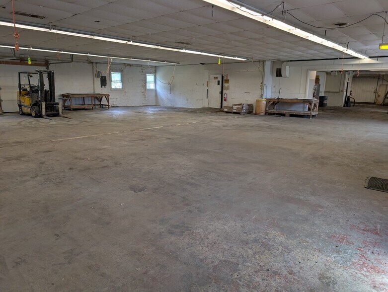 More Photos Of 74 Leonard Wood Rd, Battle Creek Manufacturing For Sale
