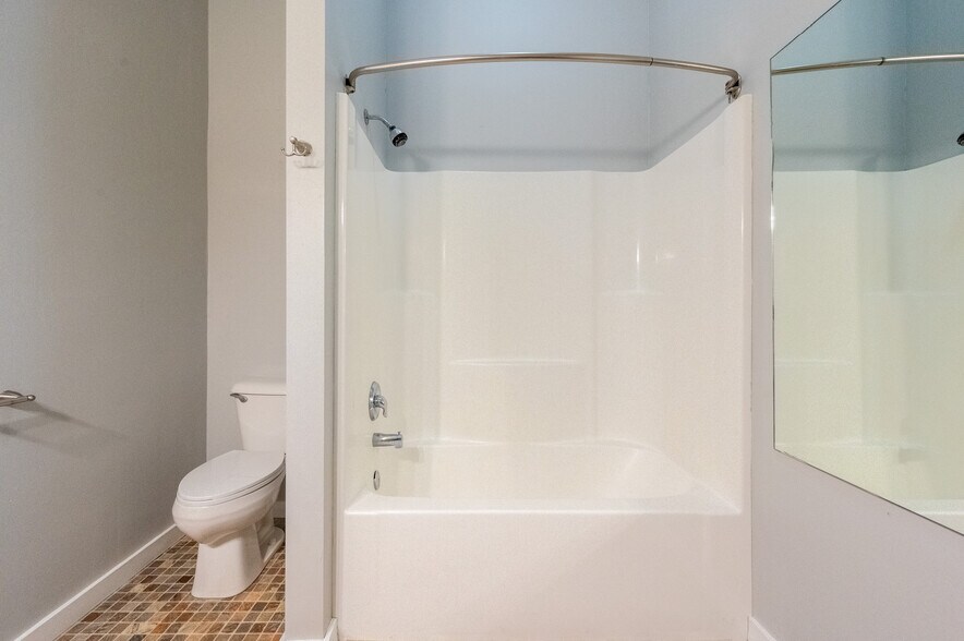 More Photos Of 211 Jetway Dr, Belgrade Flex For Sale