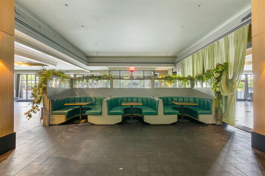 More Photos Of 24 Navy Pier Ct, Staten Island Restaurant For Lease