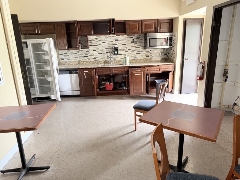 More Photos Of 7725 N Orange Blossom Trl, Orlando Warehouse For Sale