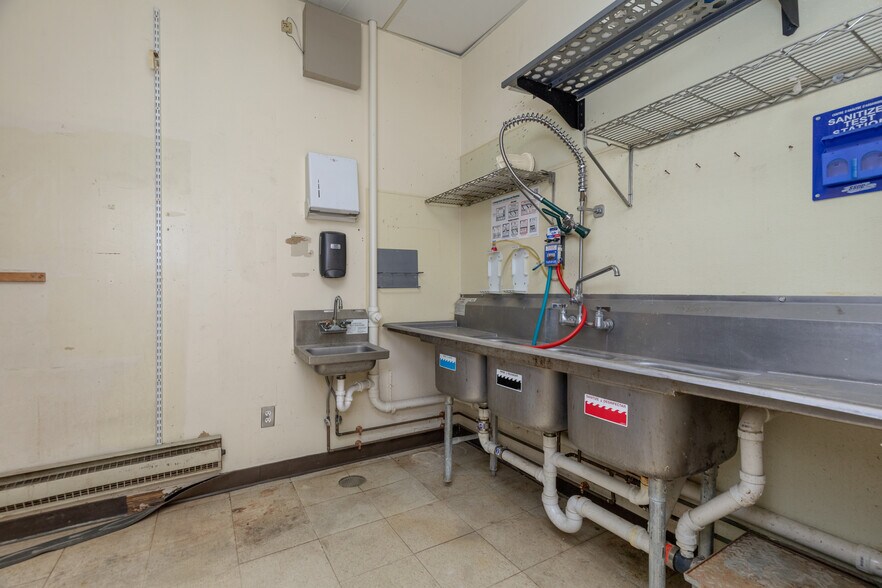 More Photos Of 2425 S Big Bend Blvd, Saint Louis Convenience Store For Sale