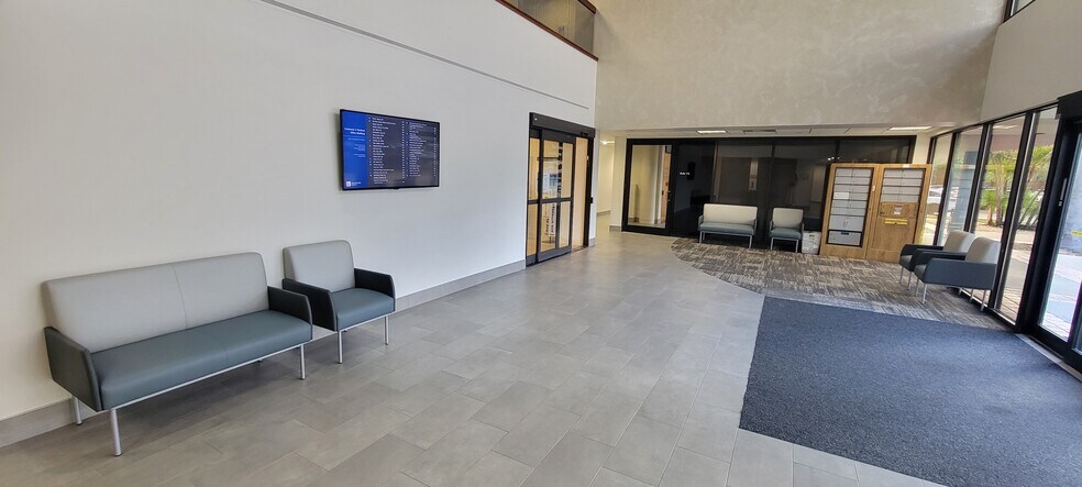 More Photos Of 800 Goodlette Rd N, Naples Medical For Lease