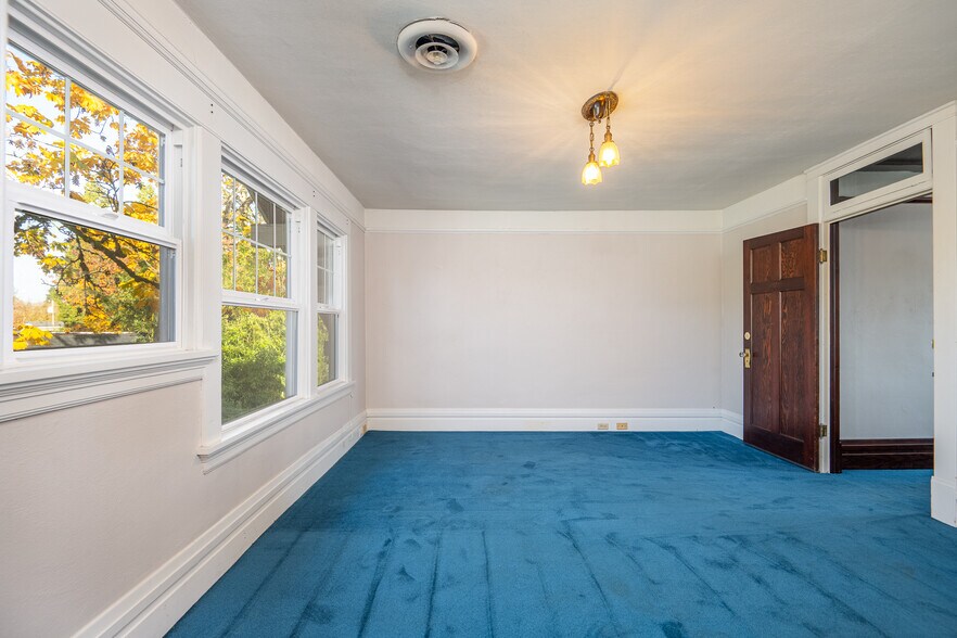 More Photos Of 990 W 7th Ave, Eugene Office For Sale