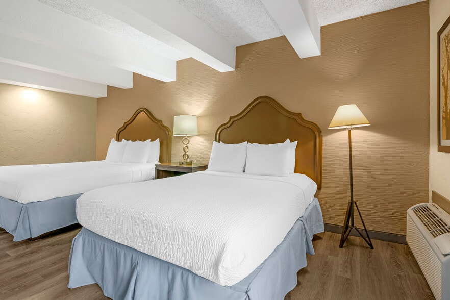 More Photos Of 250 W Church St, Mishicot Hotel For Sale