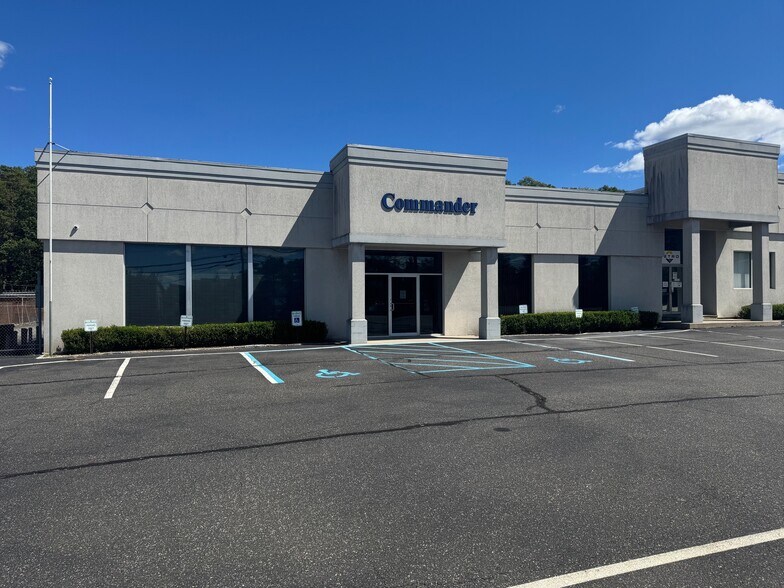 More Photos Of 3-5 Fairchild Ct, Plainview Warehouse For Lease