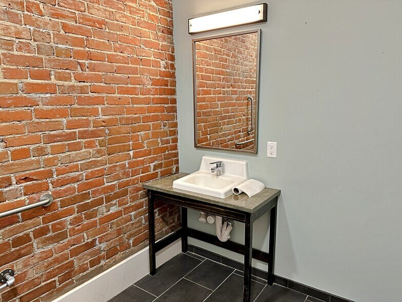 More Photos Of 148 W Broadway, Council Bluffs Storefront For Lease