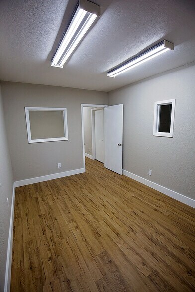 More Photos Of 1010 Park Ct, Safety Harbor Warehouse For Lease