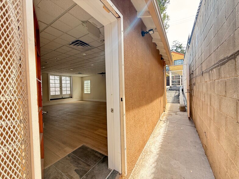 More Photos Of 11326 Ventura Blvd, Studio City Storefront Retail Office For Lease