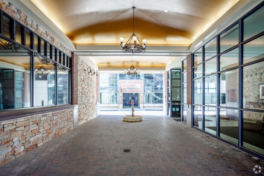 More Photos Of 11551 Ash St, Leawood Unknown For Lease
