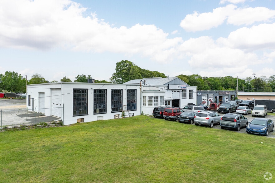 More Photos Of 125 Middle Country Rd, Coram Warehouse For Lease