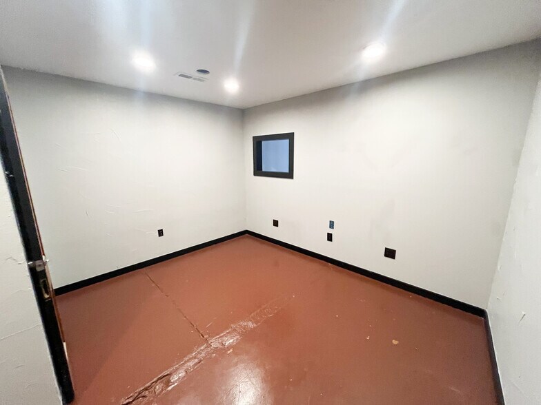 More Photos Of 509 W Olive St, Springfield General Retail For Sale