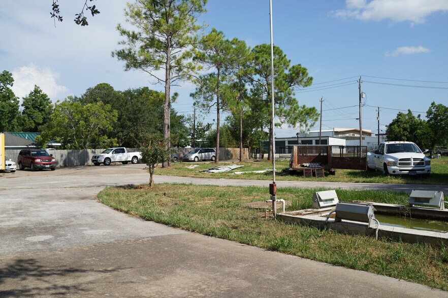 More Photos Of 2701 Charles Ln, Sugar Land Warehouse For Lease