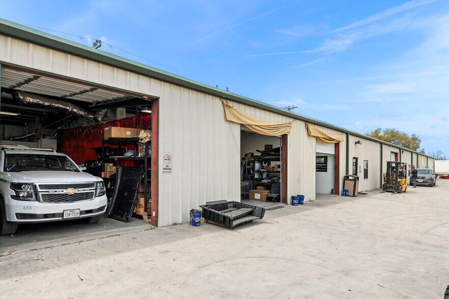 More Photos Of 108 Commercial Pl, Schertz Warehouse For Sale