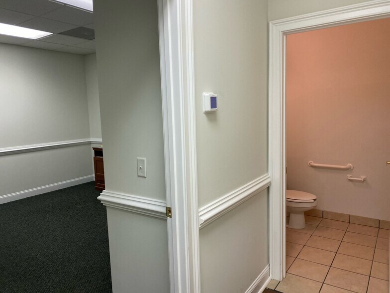 More Photos Of 807 S Laurel St, Springfield Medical For Lease