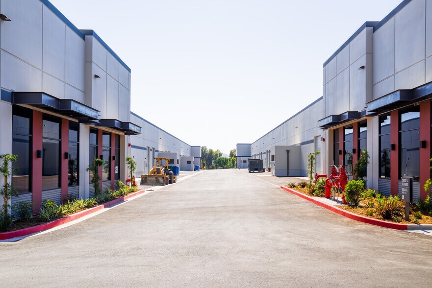 More Photos Of 865-875 Cochran St, Simi Valley Warehouse For Sale