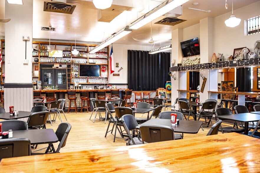 More Photos Of 302 S Magnolia St, Hearne Restaurant For Sale