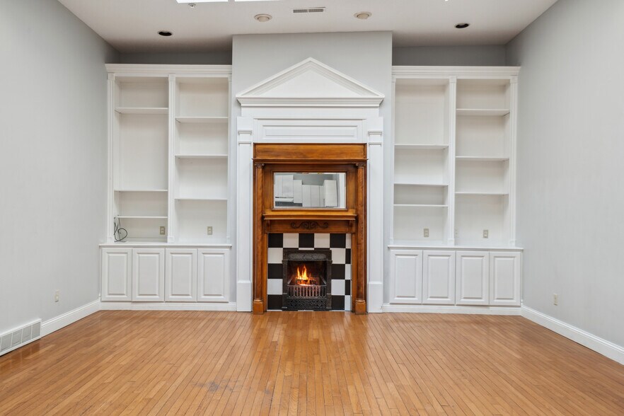 More Photos Of 626-632 Sycamore St, Waterloo Storefront Retail Office For Sale