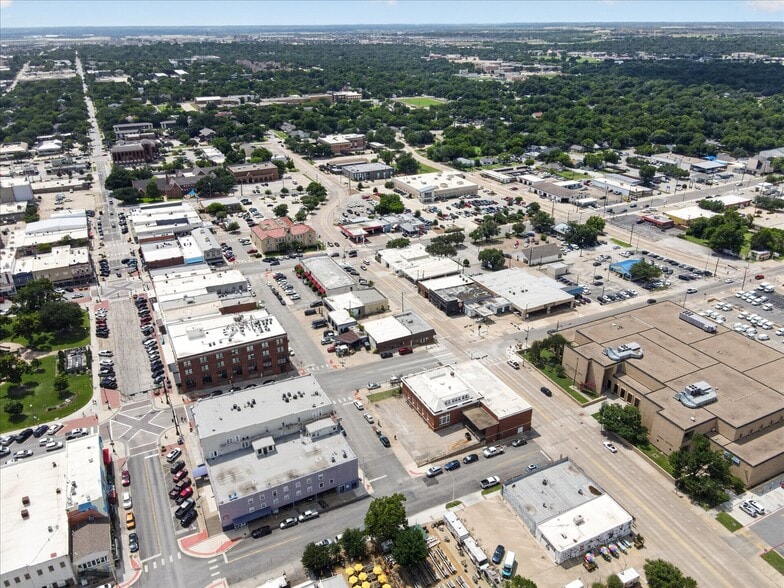 More Photos Of 221-223 N Locust St, Denton Office For Sale