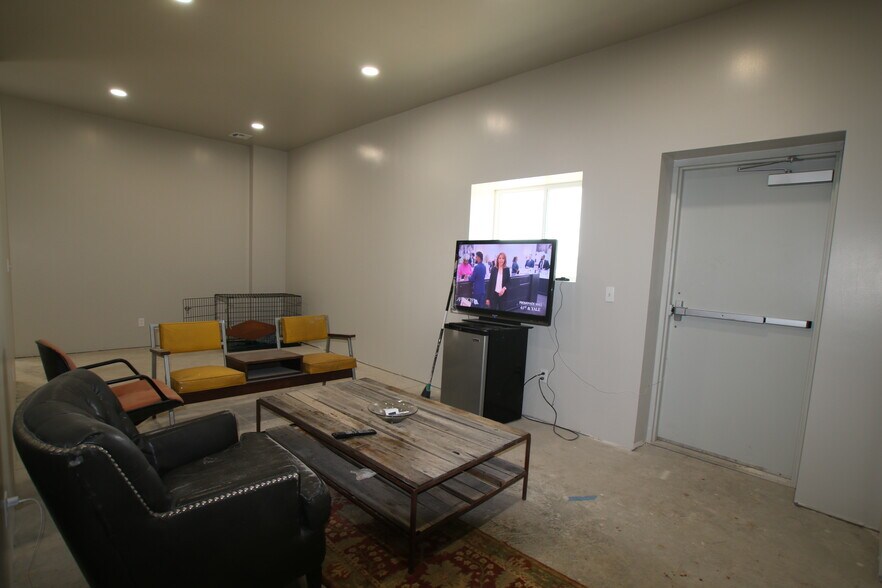 More Photos Of 8515 S Regency Dr, Tulsa Warehouse For Lease