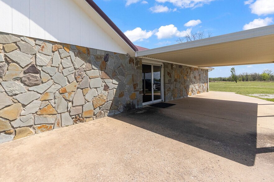 More Photos Of 58225 US-60, Fairland General Retail For Sale