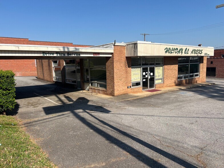 More Photos Of 166 N Logan St, Marion General Retail For Sale