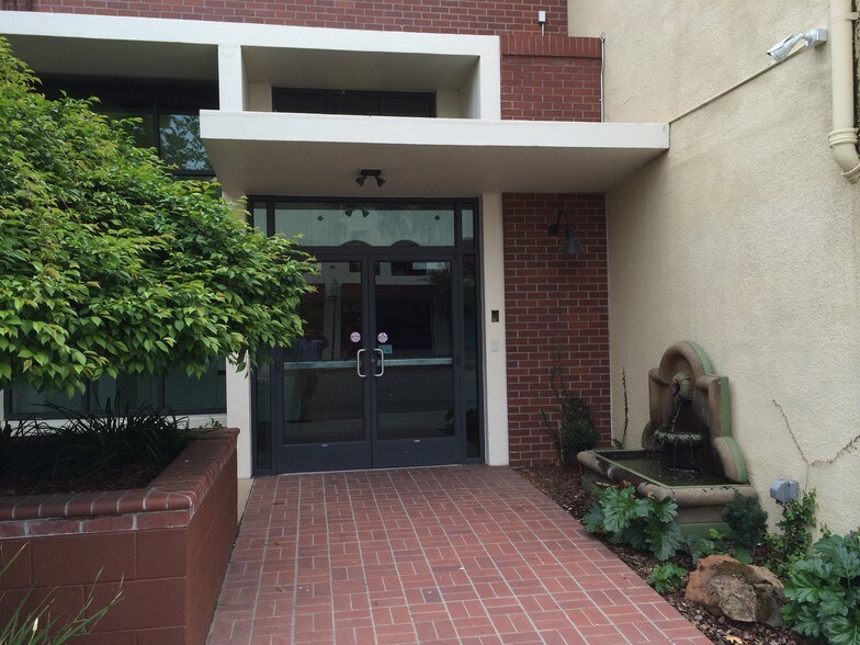 More Photos Of 560 W 18th St, Merced Storefront Retail Office For Lease