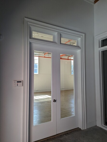 More Photos Of 583 Pacific St, Stamford Freestanding For Lease