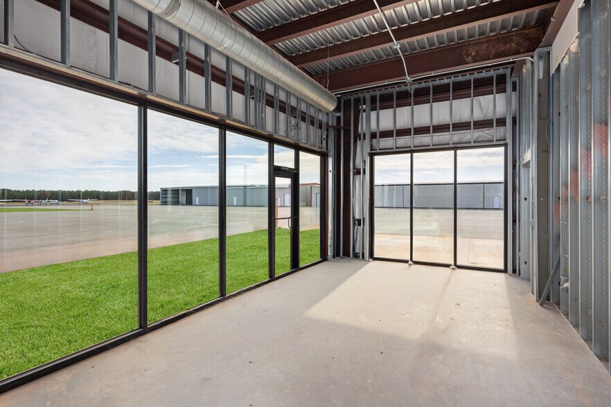 More Photos Of 700 Rod Sullivan Rd, Sanford Airplane Hangar For Lease