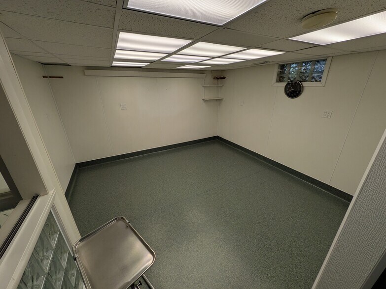 More Photos Of 2527 W Dublin Granville Rd, Columbus Veterinarian Kennel For Sale