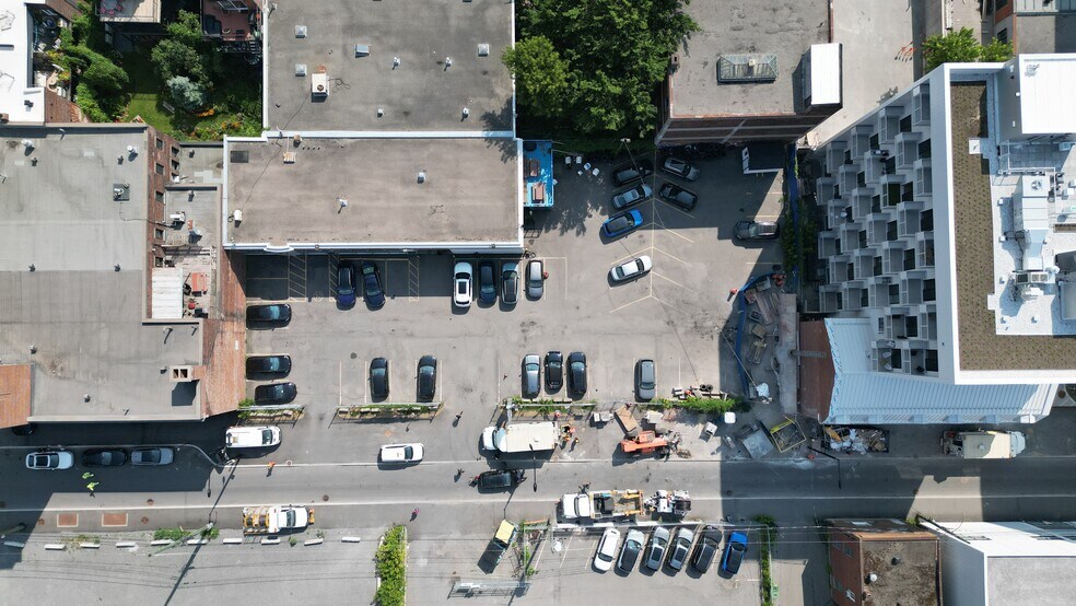 More Photos Of 280 Rue Young, Montréal Auto Repair For Lease