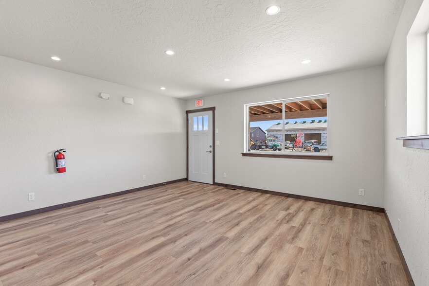 More Photos Of 9990 N Lyle Loop, Hayden Warehouse For Sale