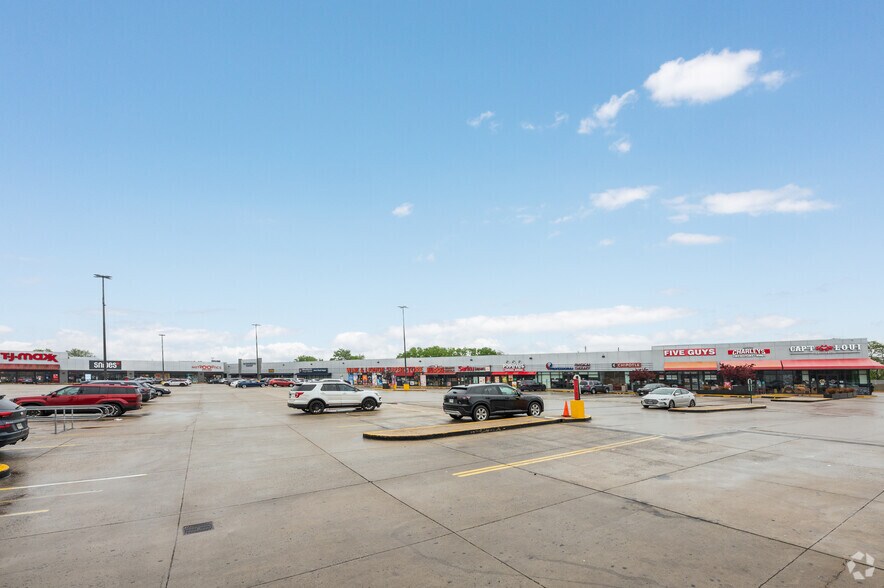 More Photos Of Hutchinson River Pky @ Wennerplace, Bronx Unknown For Lease