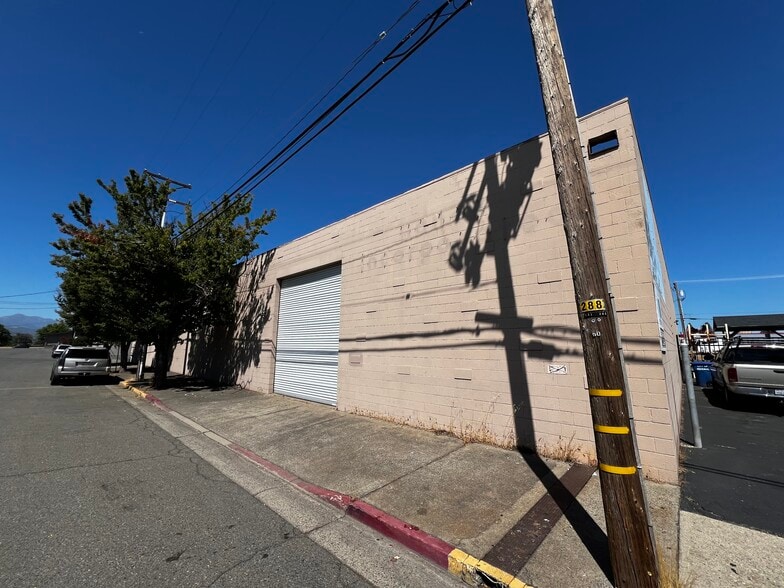 More Photos Of 860 Commerce St, Redding Warehouse For Lease