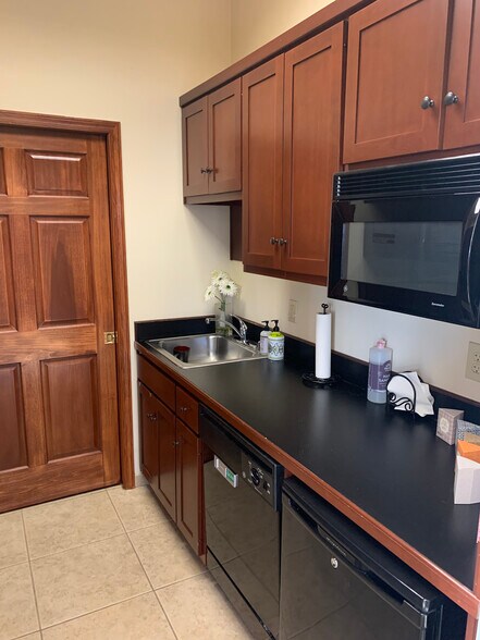 More Photos Of 9700 park plaza Ave, Louisville Medical For Lease