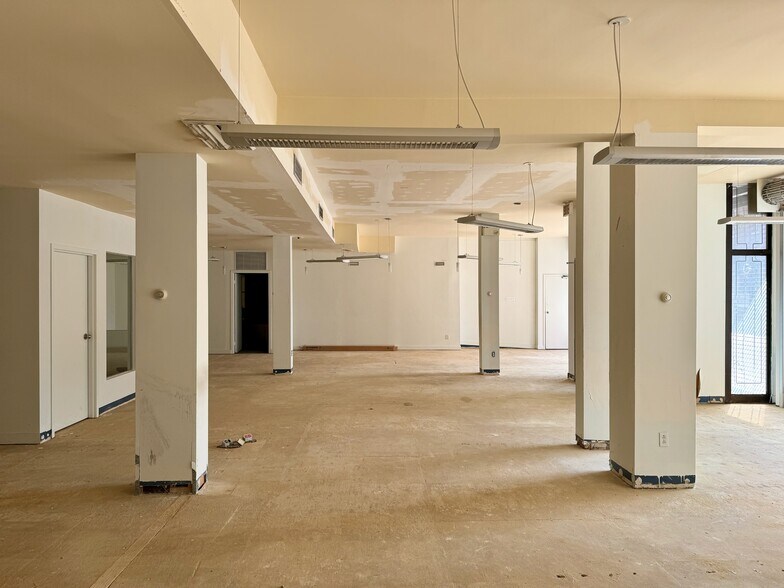 More Photos Of 920 Boul De Maisonneuve E, Montréal General Retail For Sale