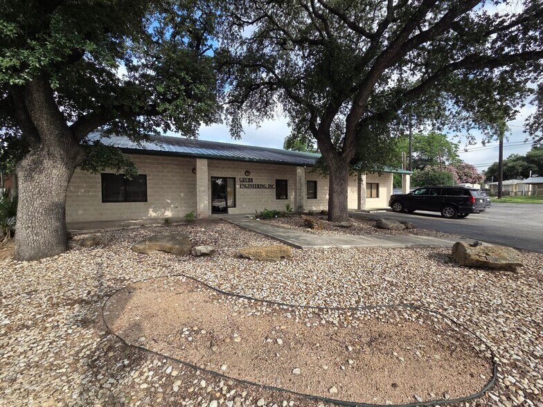 More Photos Of 2727 N St Marys St, San Antonio Service For Sale