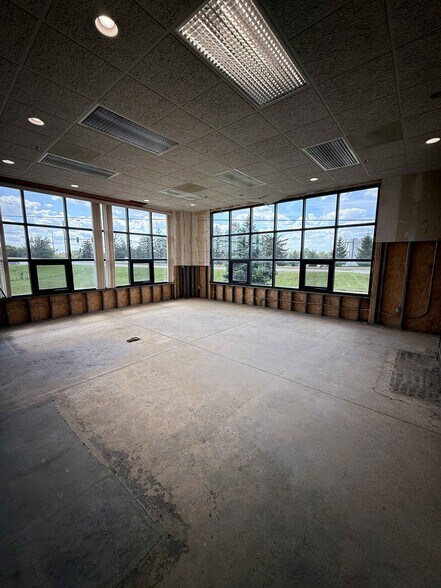 More Photos Of 5005 Bowling St SW, Cedar Rapids Loft Creative Space For Sale